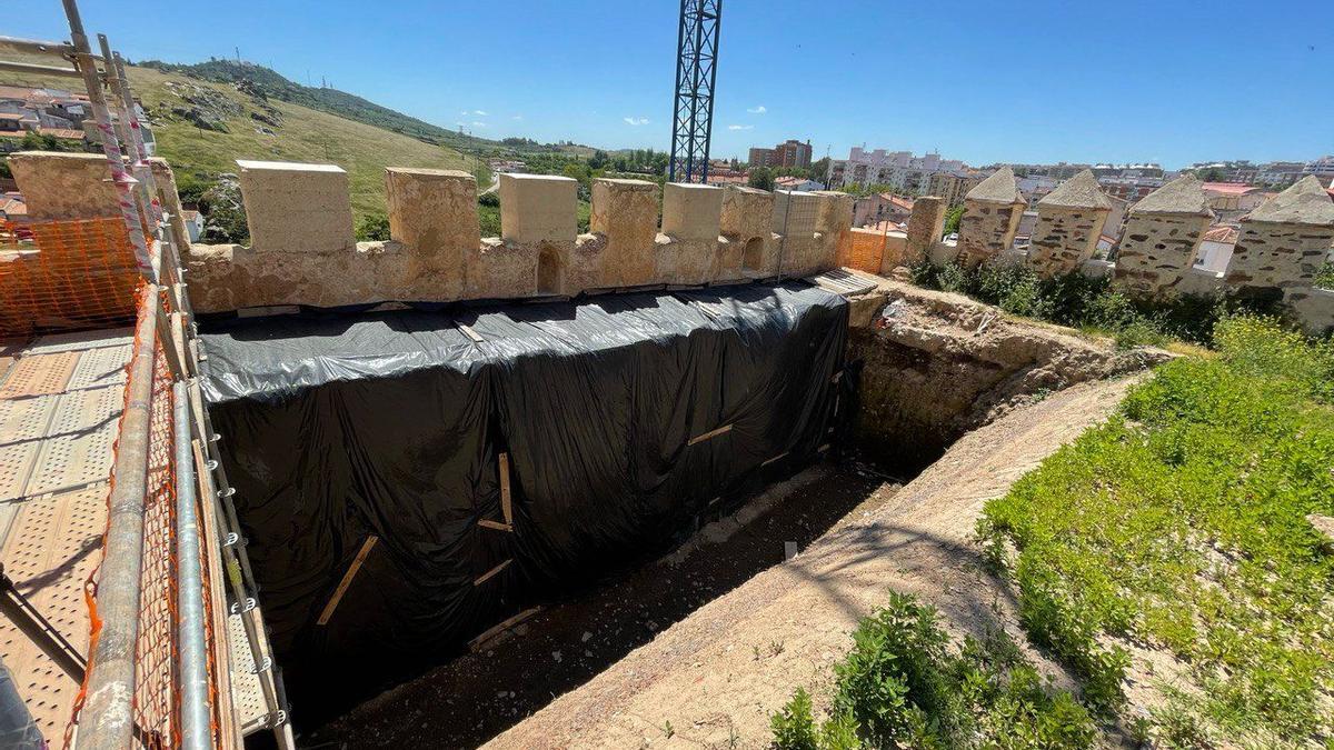 Vista de la excavación que ya se ha hecho en el relleno del baluarte que da a su cara este.