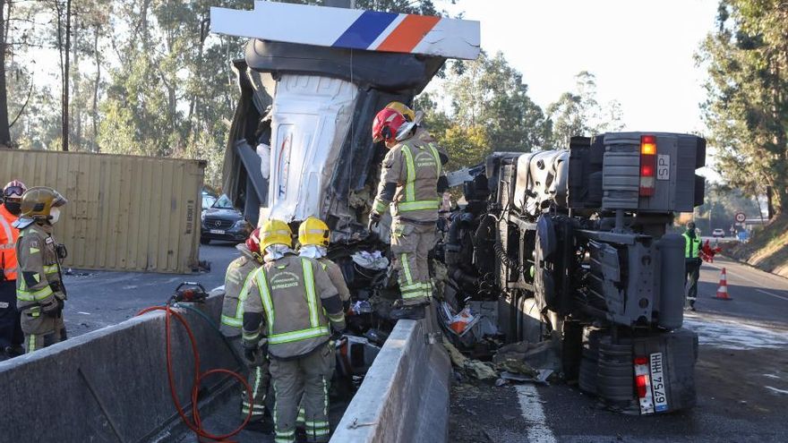 Fallece un camionero al chocar contra un poste en la A-55 en Tui 3 Accidente mortal en la A-55 en Tui, esta mañana