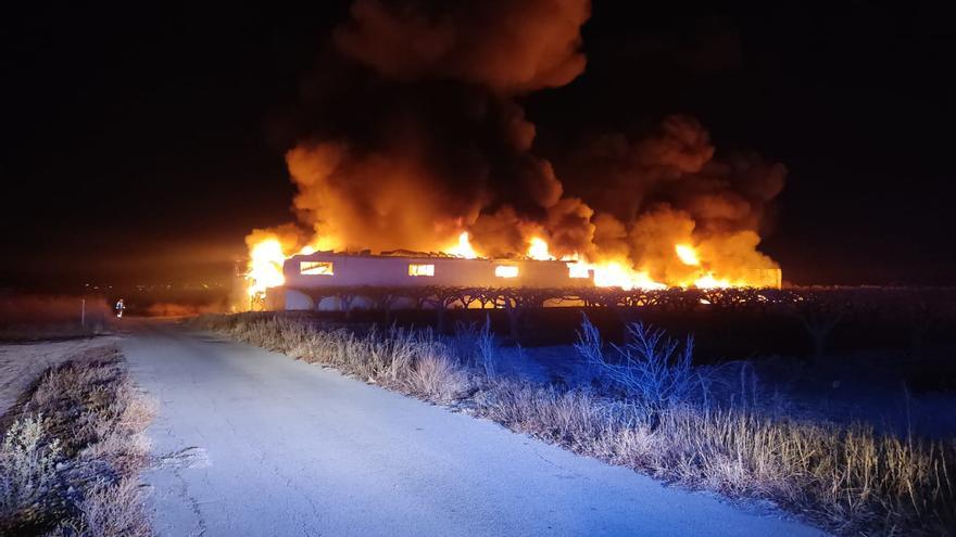 Así ha ardido durante toda la noche una nave industrial en Bèlgida