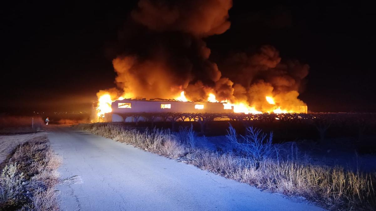 Incendio en una nave industrial de Bèlgida