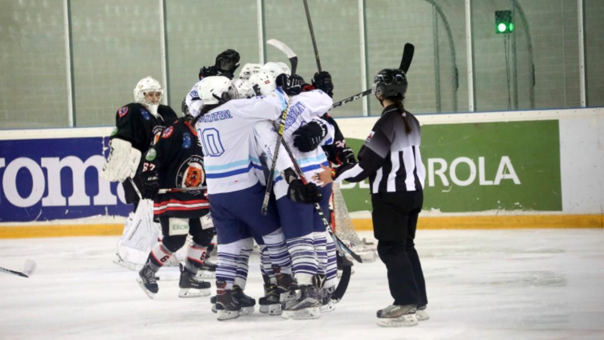 El Txuri-Urdin celebra su victoria en la final