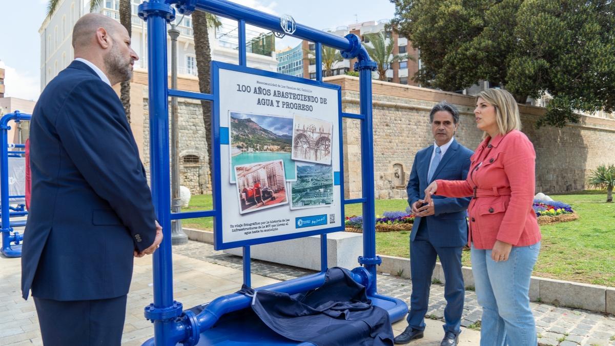 Arroyo y el presidente de la Mancomunidad, visitanto la exposición de los 100 años de la MCT tras la firma.