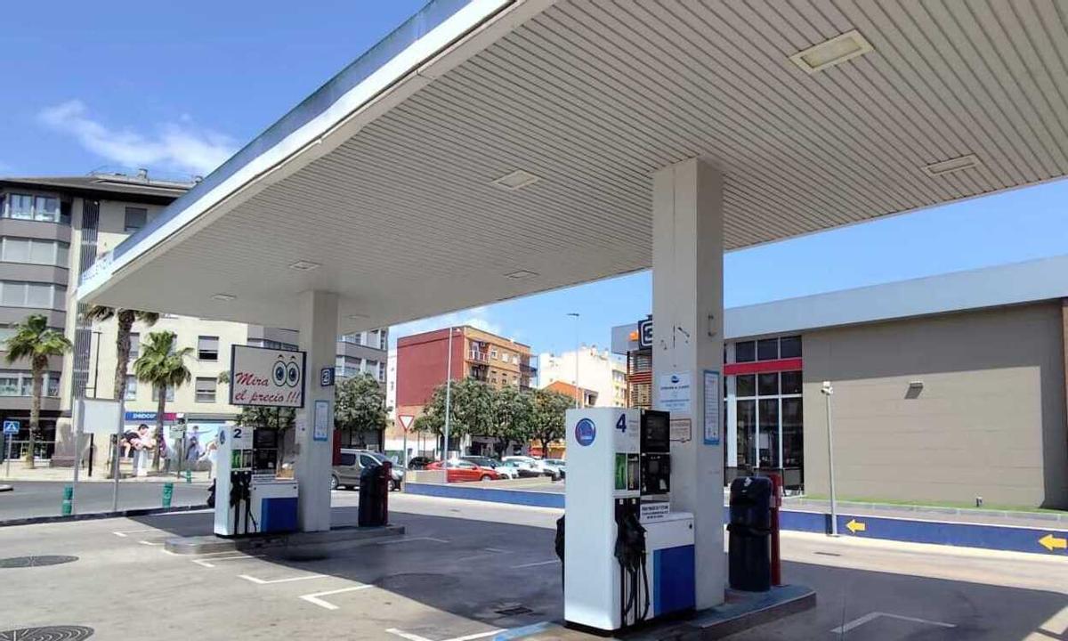 Gasolinera con los surtidores sellados.