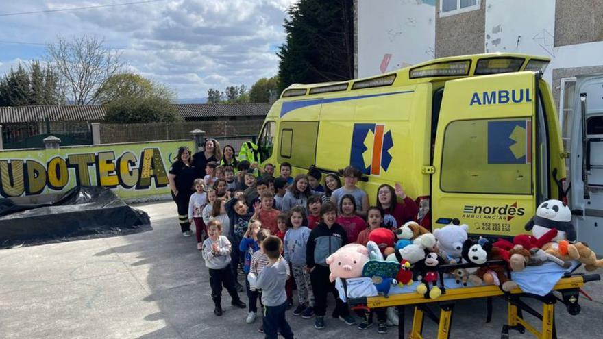 A visita da ambulancia anima a tarde da cativada na ludoteca de Vedra