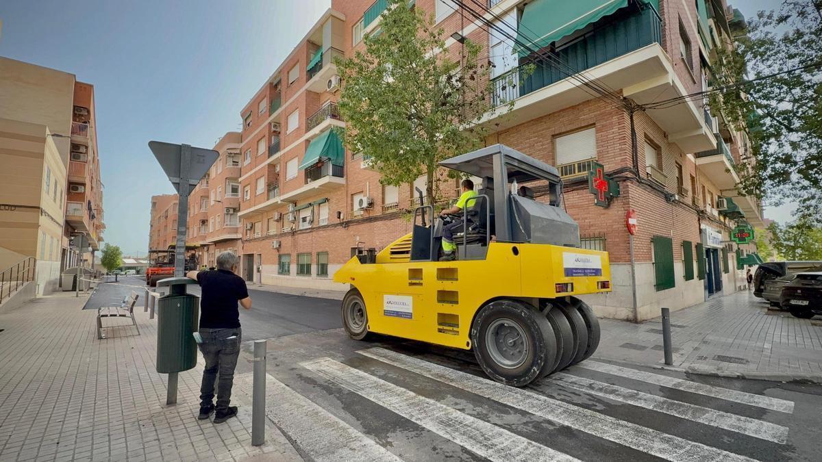 El bipartito de PP y Vox de Elche pasa del asfalto en Carrús a planear la remodelación junto a la Lonja de Altabix
