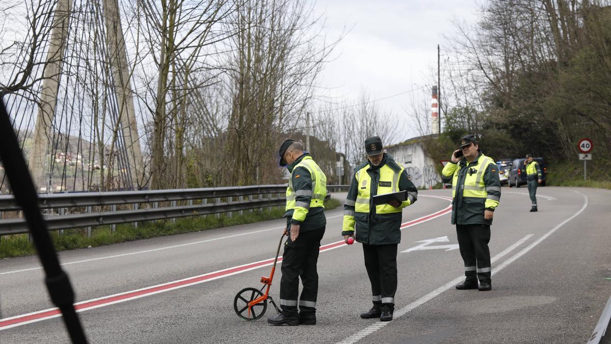 Agentes de la Guardia Civil realizan mediciones para reconstruir el último accidente mortal en el Corredor.