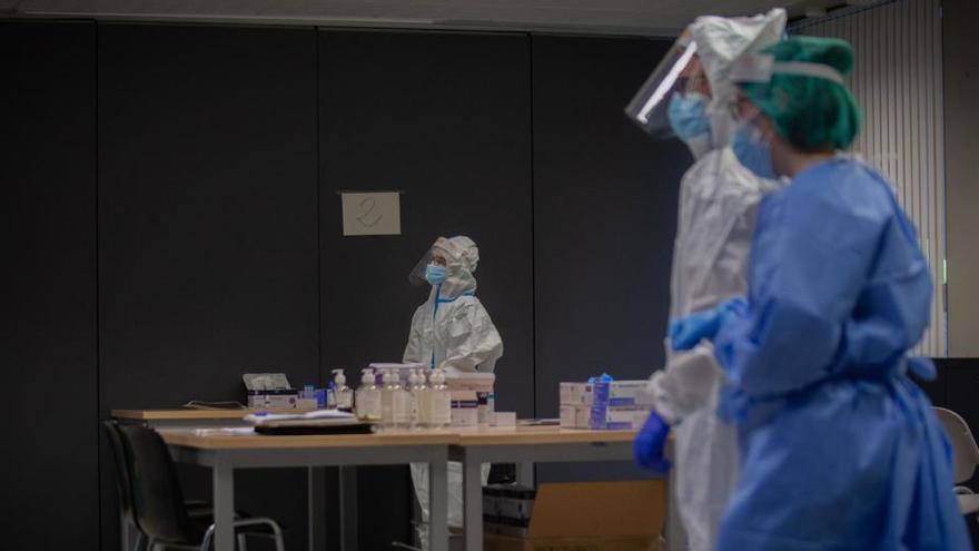 Profesionales sanitarios en un dispositivo de cribados en Barcelona.