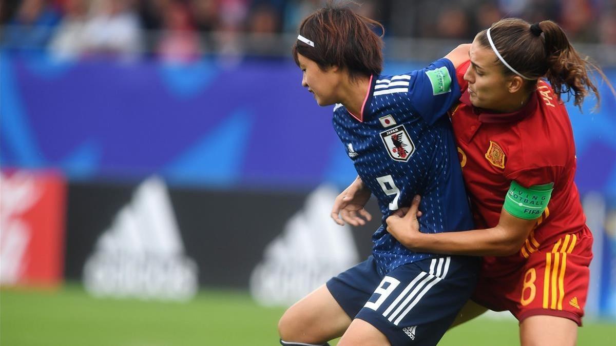 Patri Guijarro pugna con Hinata Miyazawa, en la final del Mundial femenino sub-20, el 24 de agosto del 2018.