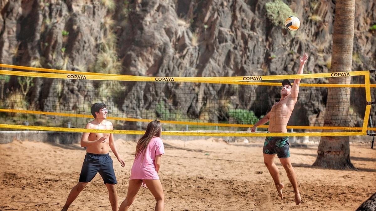 Un grupo de jóvenes practica deporte en la playa de Las Teresitas, en Santa Cruz de Tenerife.