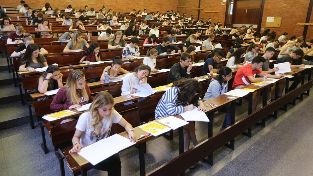 Alumnos examinándose en la Facultad de Economía y Empresa.