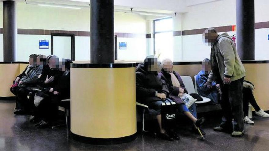 Pacientes en la sala de espera del centro de salud Santa Elena | L.O.Z.