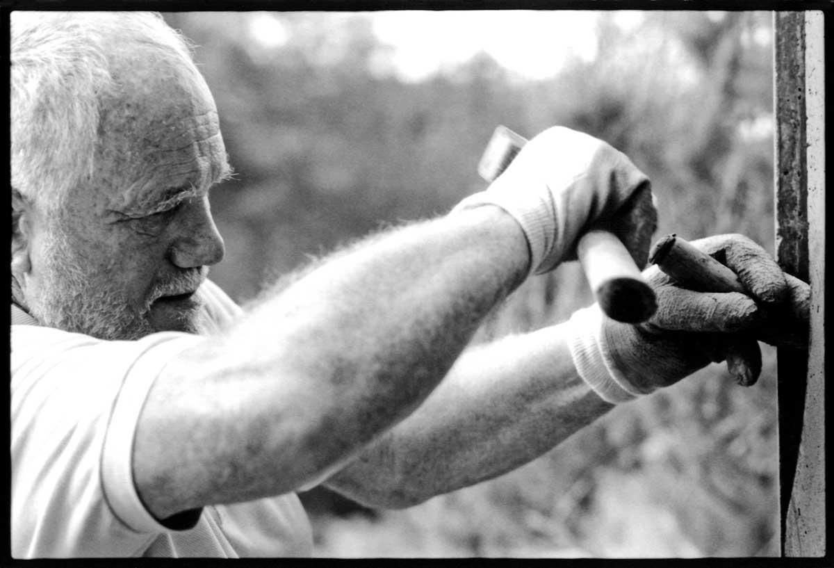 El escultor milanés Franco Monti, que residió en Ibiza desde los años 80 del siglo XX, con una de sus obras.