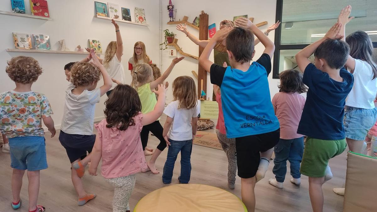 Infants participen en una de les activitats familiars de la Festa del Roser de les Preses