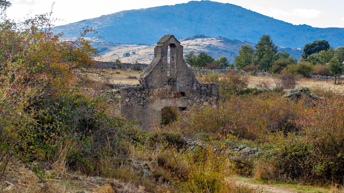 Vista de la entrada al pueblo abandonado de La Lastra, en el límite entre Ávila y Toledo