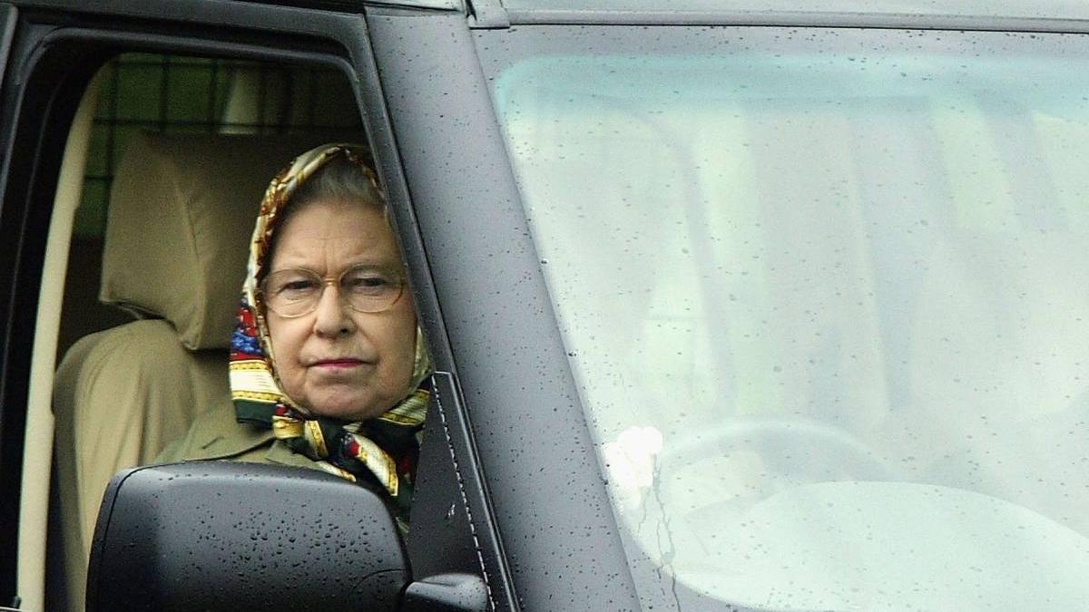 La reina Isabel II &quot;conducía sus coches a toda velocidad&quot; sin tener carnet: su exsecretaria aclara el motivo