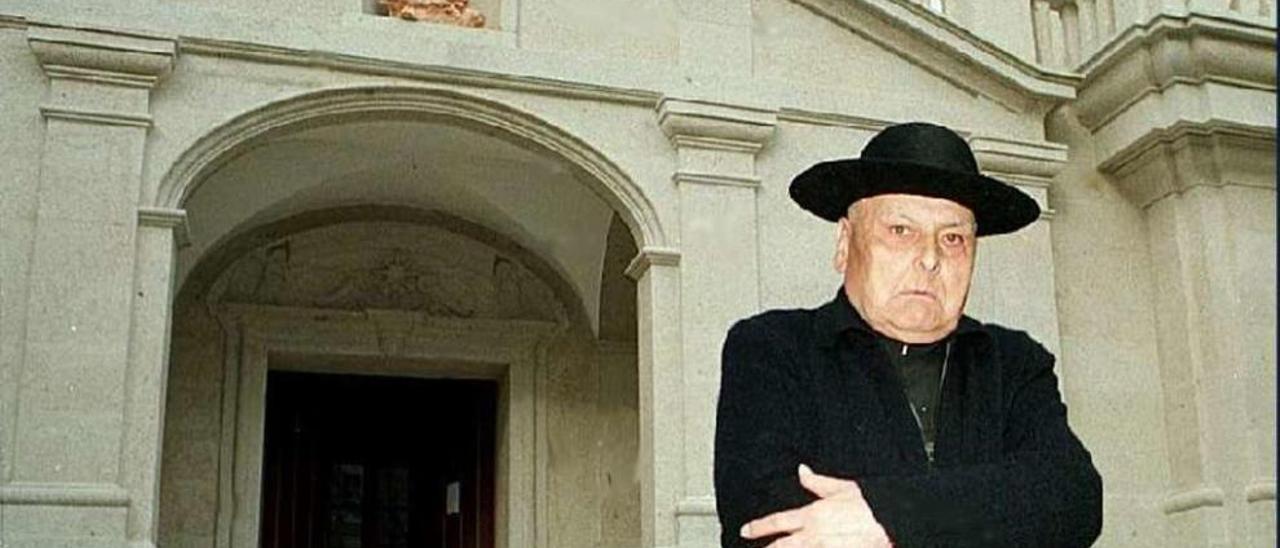 Don Donato, en una imagen de hace años ante la iglesia del Carmen, con su sombrero tipo teja. // FdV