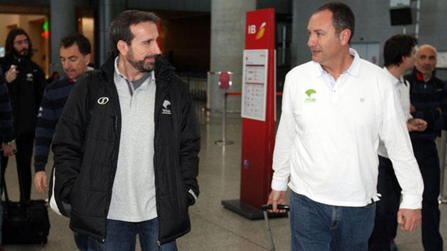 Joan Plaza y el delegado del equipo, Javi Salvo, dialogan en el aeropuerto de Málaga, antes de un viaje del equipo.