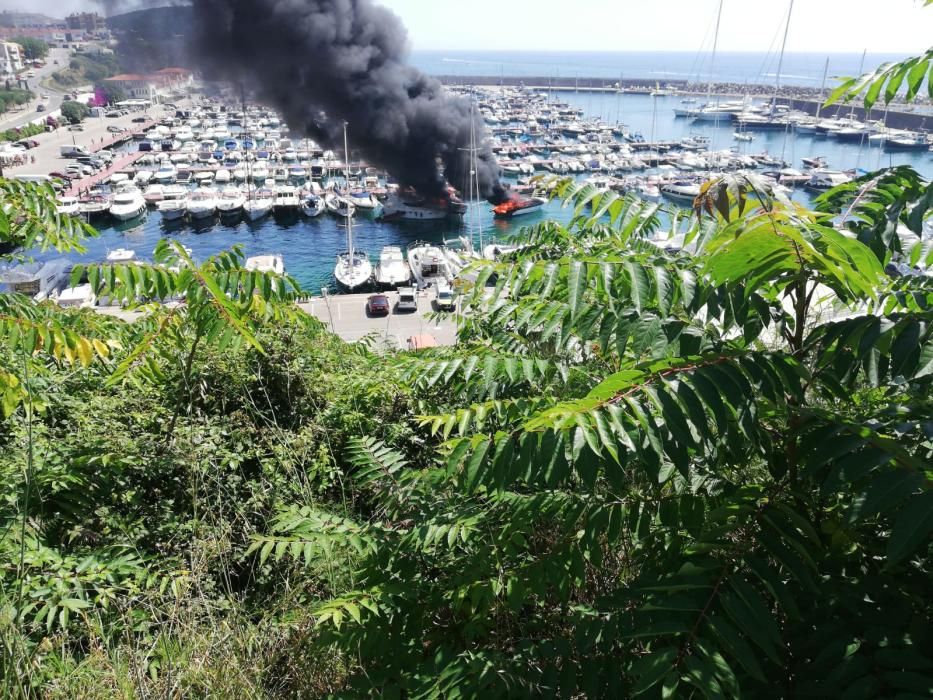 Incendi al port marina de Palamós