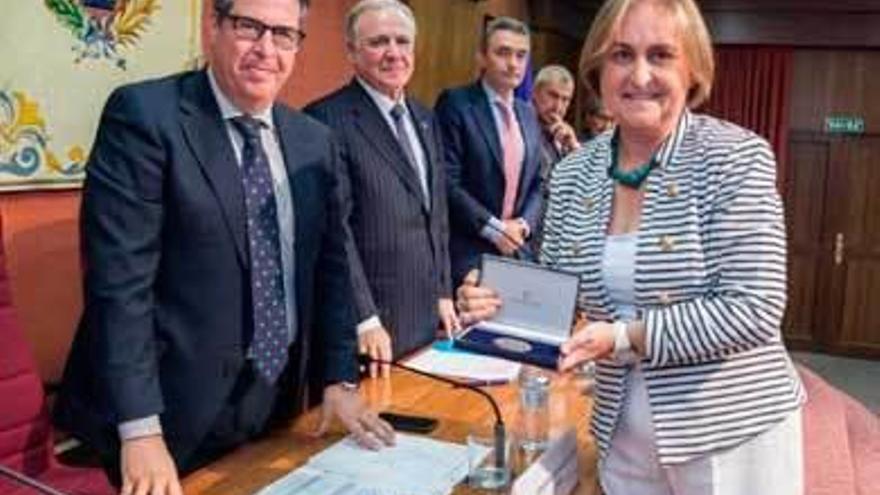 La jefa provincial de Tráfico en Asturias, Raquel Casado, ha sido premiada por la Asociación Española de Carretera en reconocimiento a su labor. &quot;Es un honor; estoy emocionada&quot;, afirmó ayer.