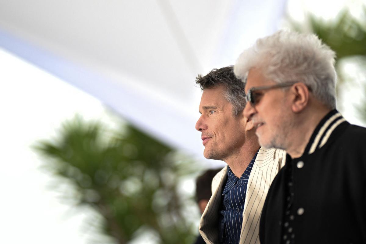 Pedro Almodóvar aterriza en Cannes. El cineasta estrena en Cannes el mediometraje ‘Extraña forma de vida’, con Ethan Hawke y Pedro Pascal, un wéstern protagonizado por dos gais que subvierte el género