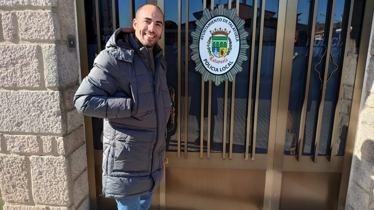 Juan José Polo Díaz posa en la jefatura de la Policía Local de Talayuela.