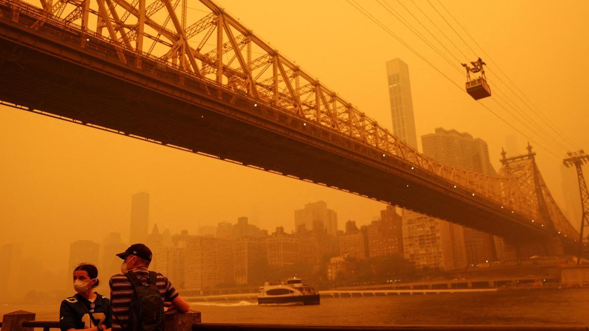 Nueva York está cubierto por el humo de los incendios forestales en Canadá . Nueva York encabezó la lista de las principales ciudades más contaminadas del mundo el martes por la noche, mientras el humo de los incendios continúa cubriendo la costa este.