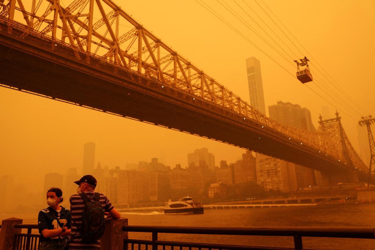 Nueva York está cubierto por el humo de los incendios forestales en Canadá . Nueva York encabezó la lista de las principales ciudades más contaminadas del mundo el martes por la noche, mientras el humo de los incendios continúa cubriendo la costa este.