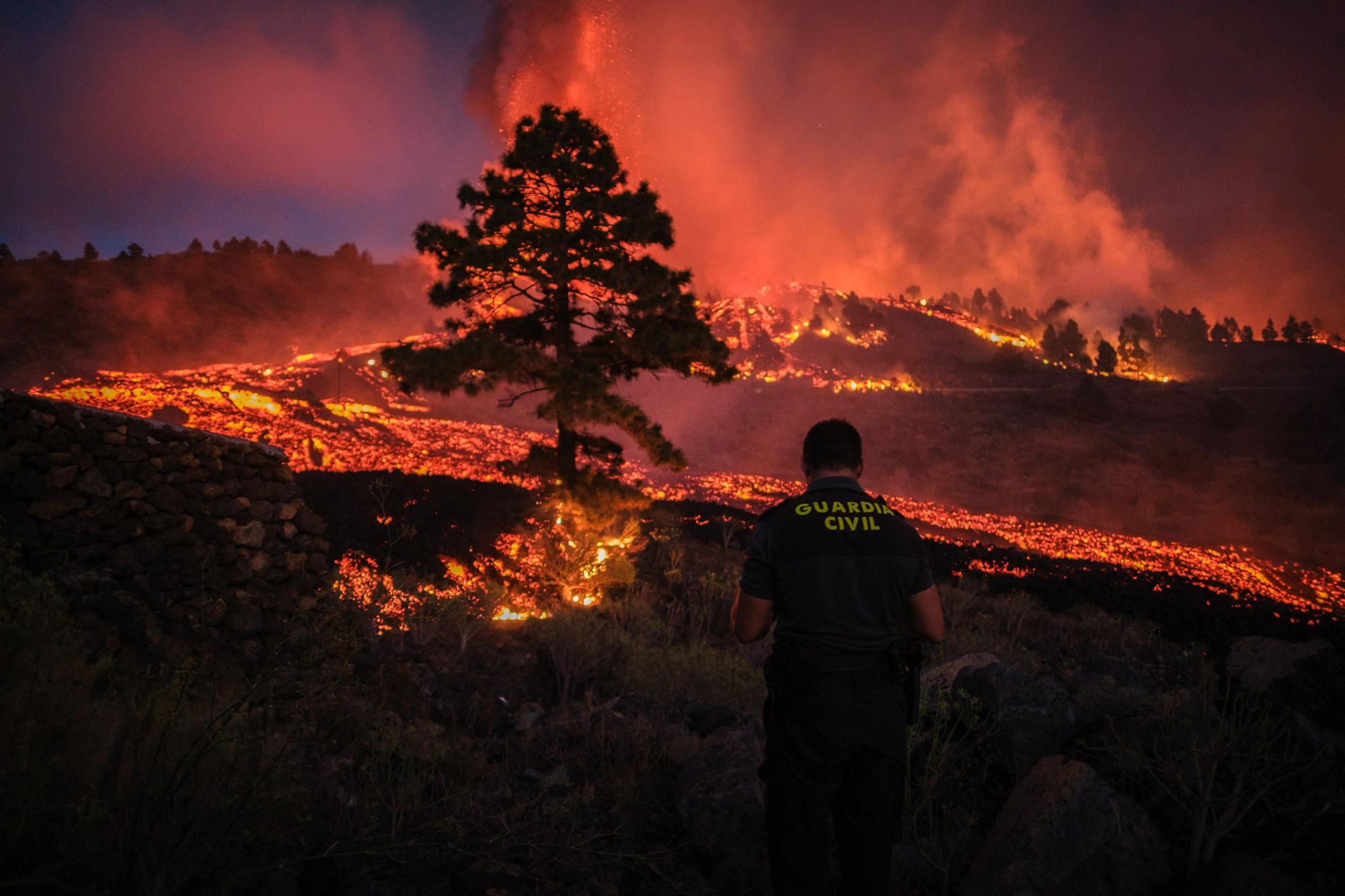 El espectáculo del volcán de La Palma al caer la noche