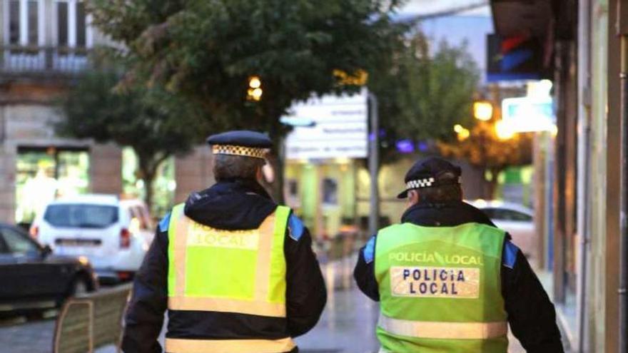 Foto de archivo de dos policías locales de A Estrada. // Bernabé / Luismy