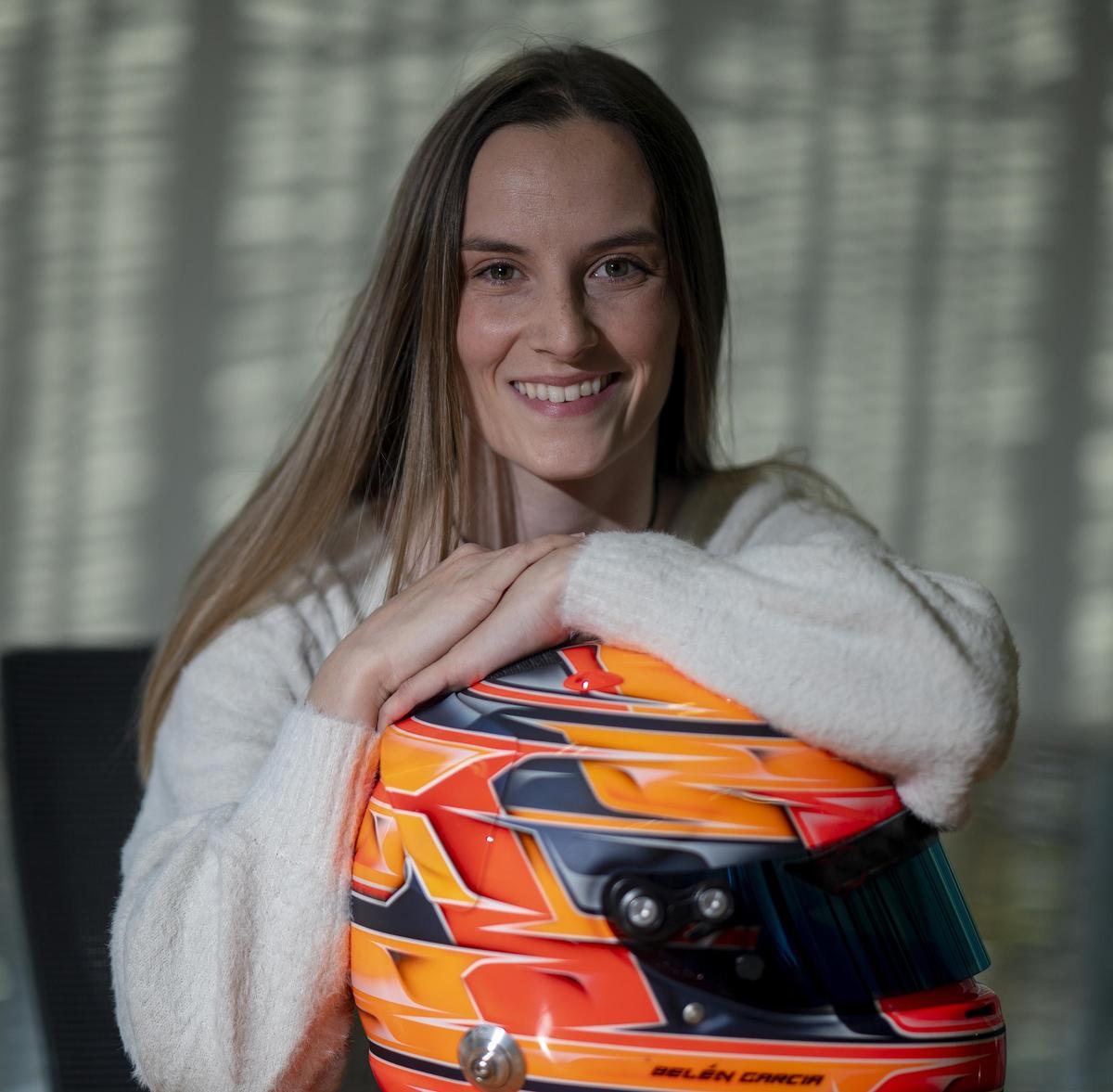 La piloto Belén García apoyada sobre su casco antes de la entrevista