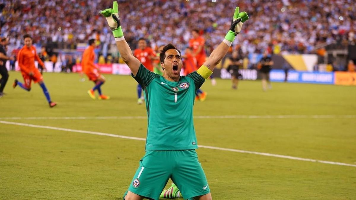 Bravo celebra el triunfo en la final de la Copa América sobre Argentina.