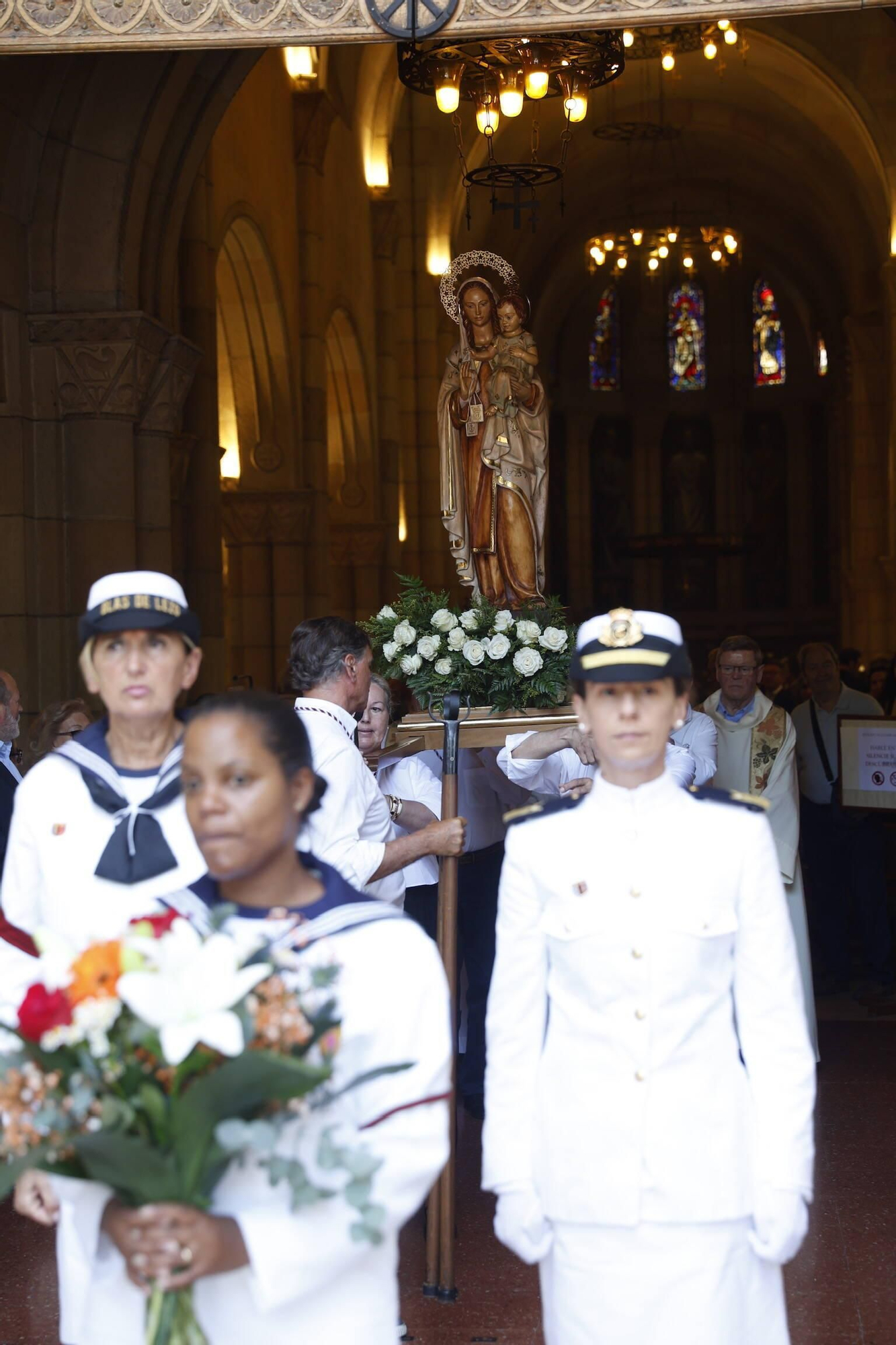 La misa con la Armada y la ofrenda floral del Carmen en Gijón, en imágenes
