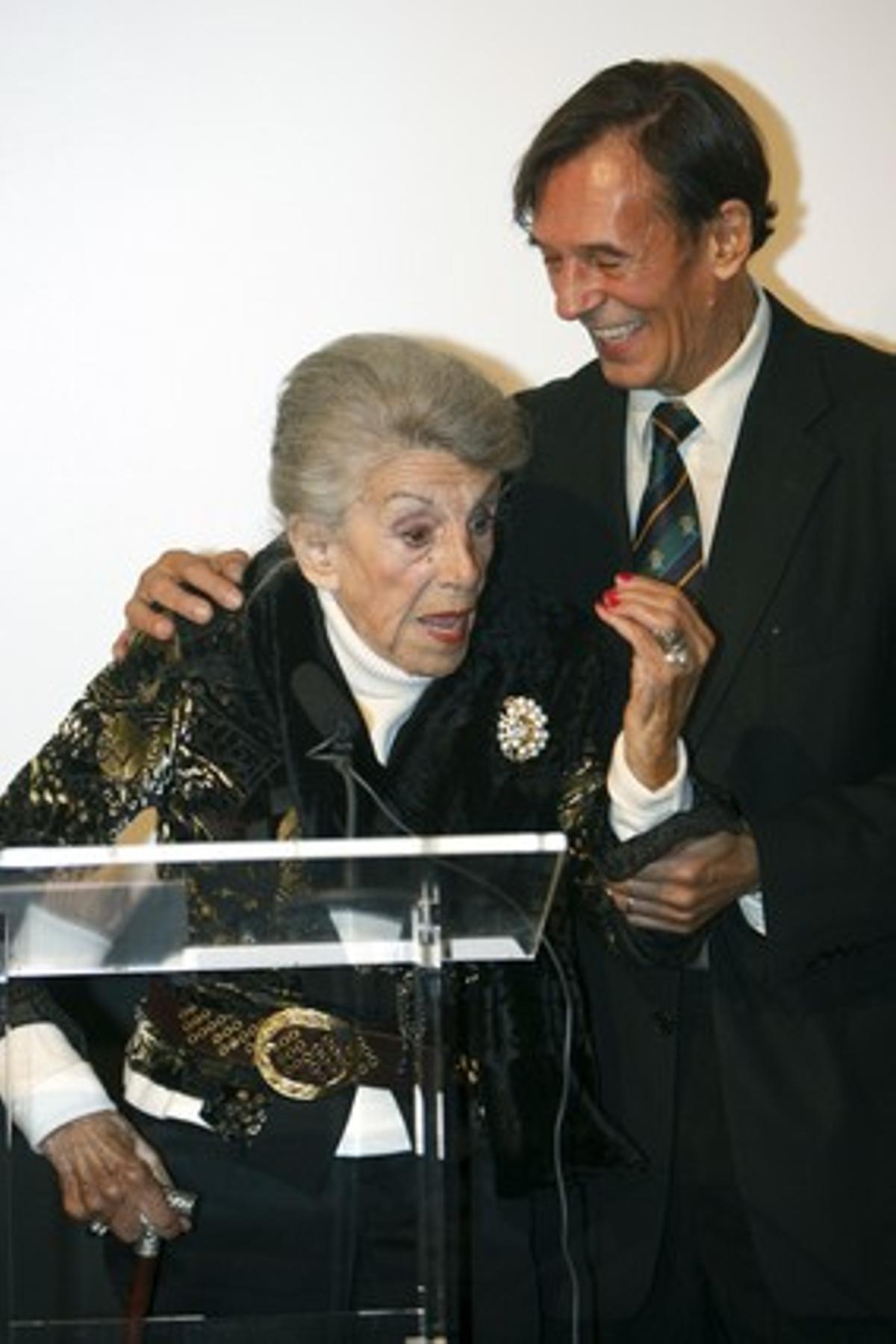 María Isbert, amb el seu fill Tony Isbert, en un homenatge de l’Acadèmia del Cine, el 2008. María Isbert, amb el seu fill Tony Isbert, en un homenatge de l’Acadèmia del Cine, el 2008.