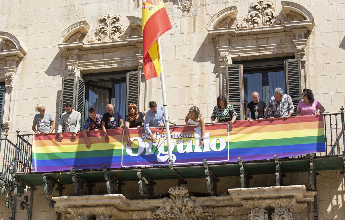 Barcala y otros concejales del Ayuntamiento despliegan una bandera LGTBI en junio de 2023.