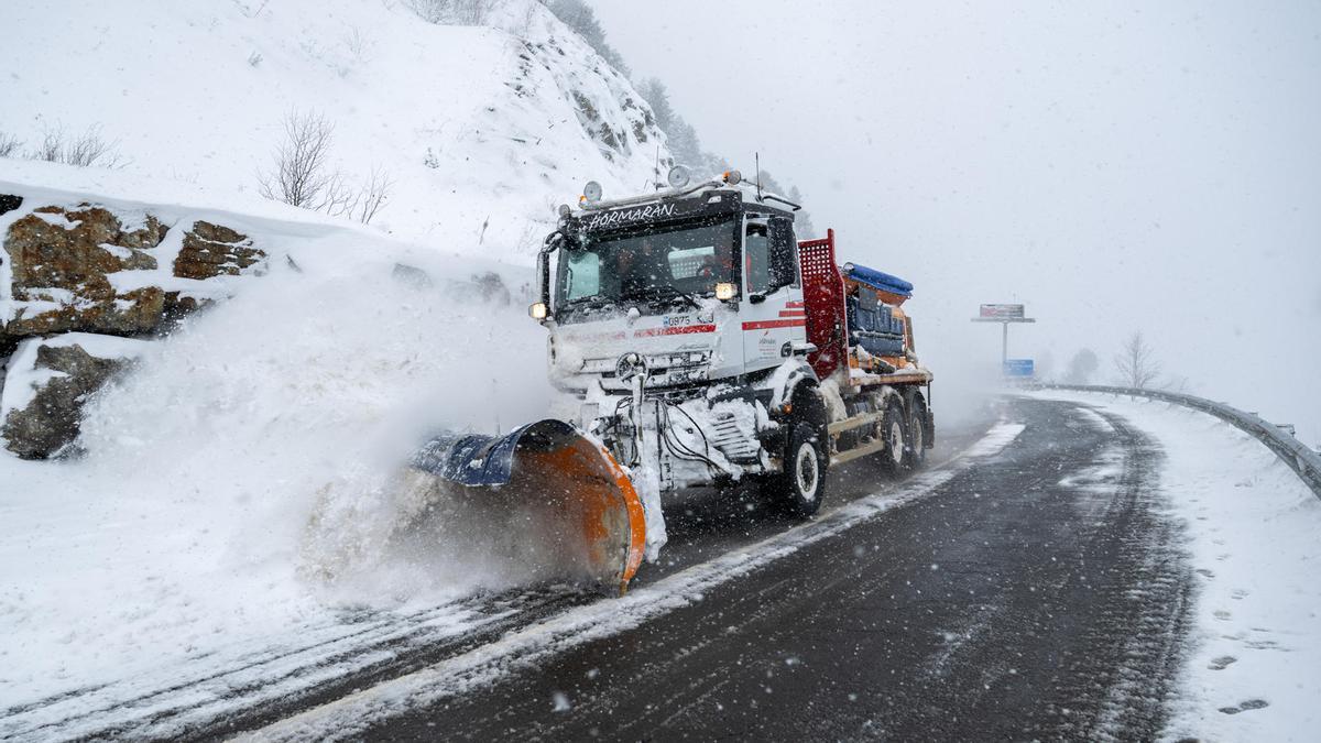 Máquina quitanieves en carreteras del Pirineo de Lleida.