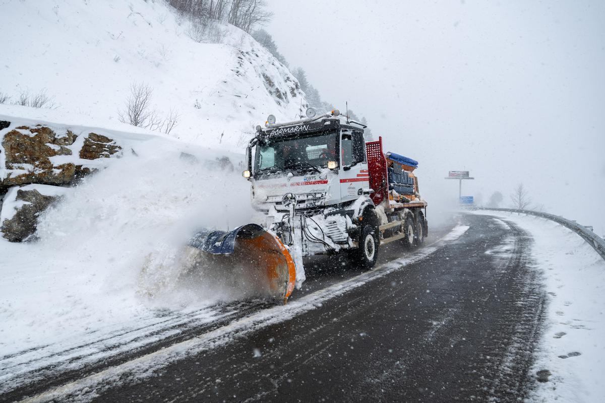 Máquina quitanieves en carreteras del Pirineo de Lleida.