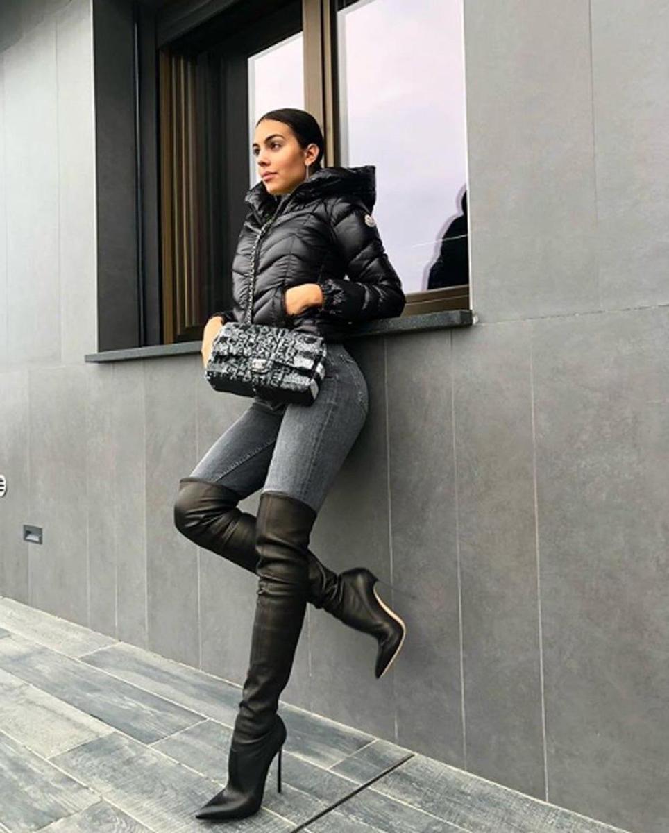 Georgina Rodríguez, con botas y pose Kardashian