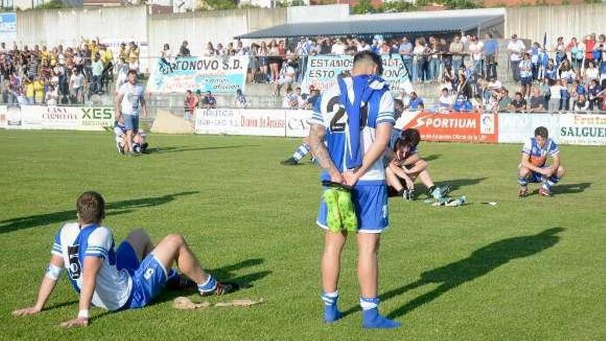 Los jugadores se lamentan al término del partido. // Rafa Vázquez