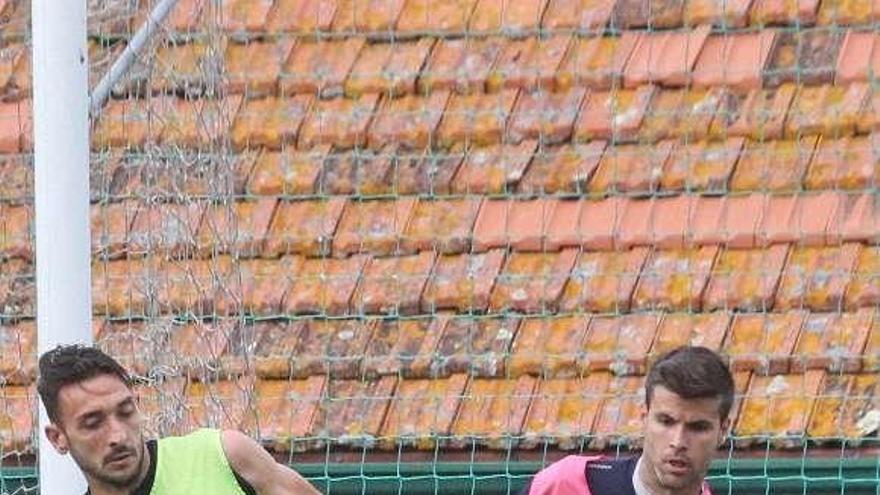 David Feito trata de arrebatarle el balón a Carnero. // Álvarez Santos