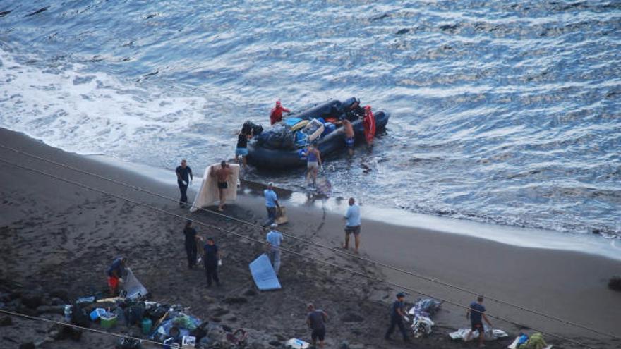 Sanidad retira una tonelada de basura en la playa de Tiritaña