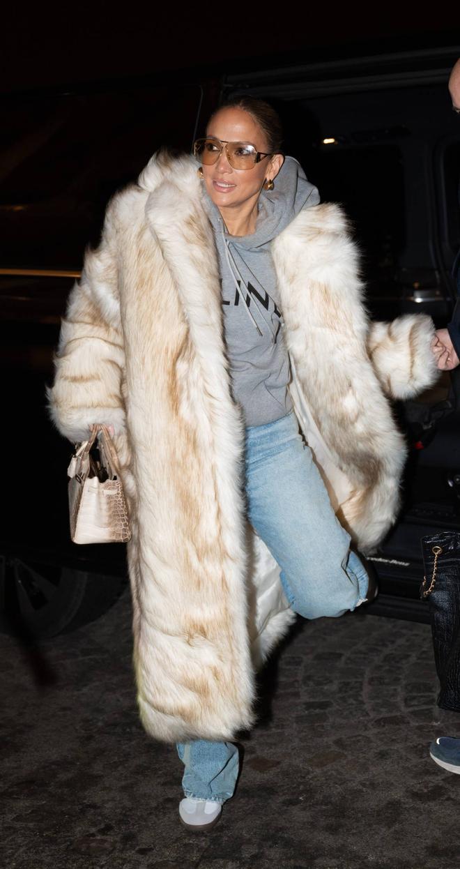 Jennifer Lopez con vaqueros, sudadera y abrigo de pelo