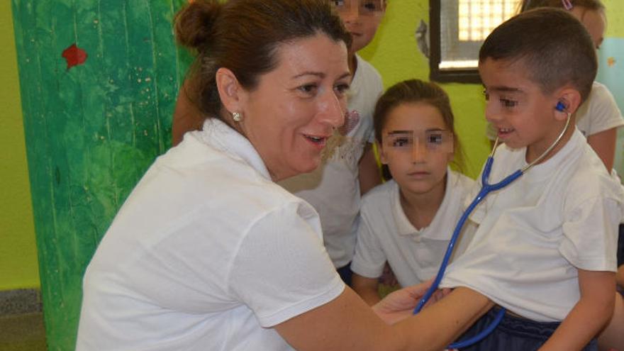 Una enfermera escolar durante una clase de promoción de la salud.