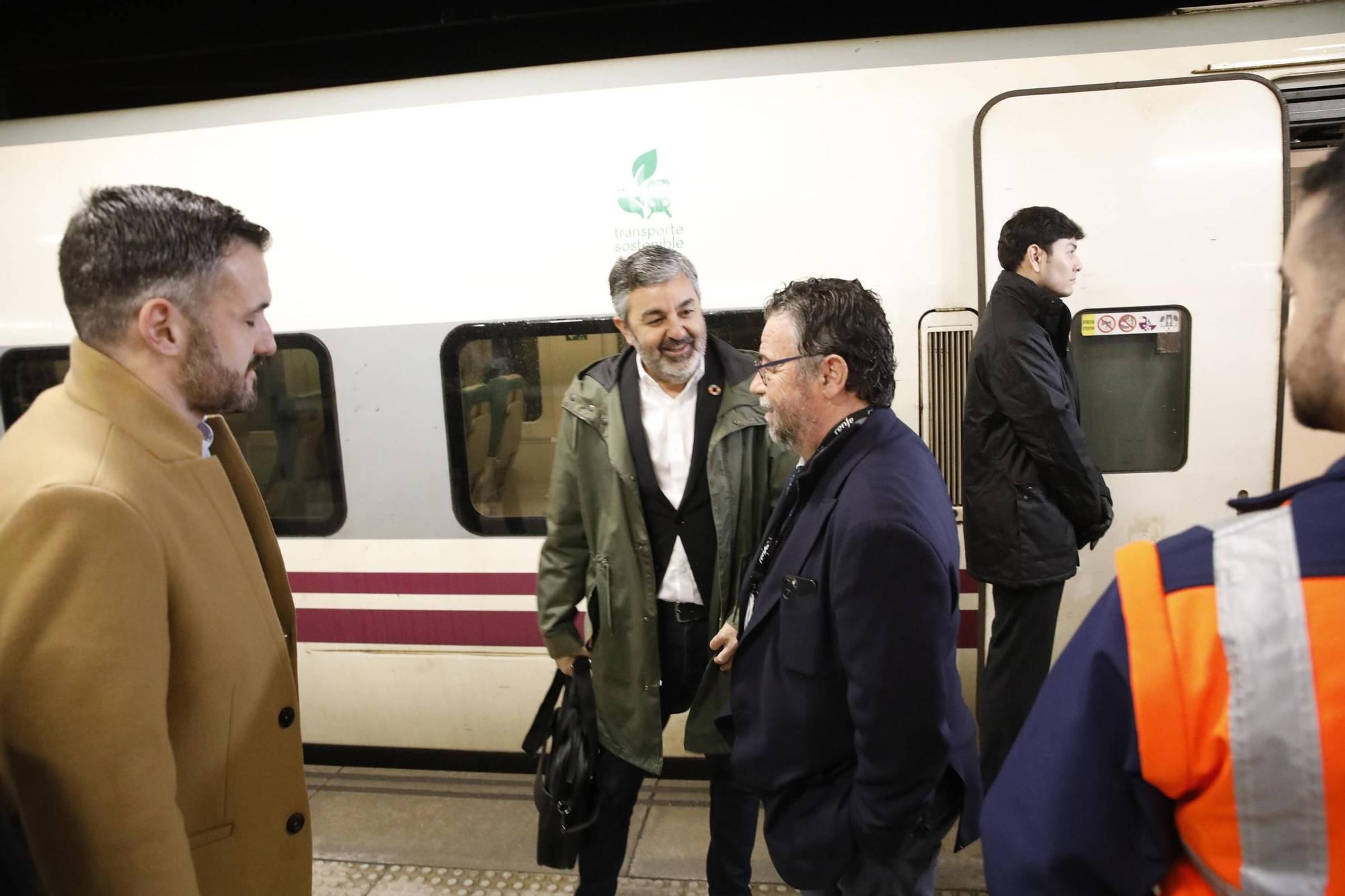 Los asturianos que estrenan el AVE a Madrid: así fue el primer viaje de pasajeros