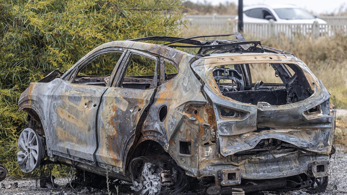 Coche calcinado que apareció en El Campello y fue utilizado presuntamente por los asesinos de La Vila Joiosa.