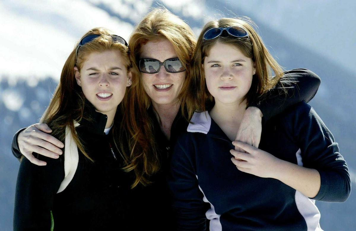 Foto de archivo de Sarah Ferguson, con sus hijas, las princesas Beatriz (izquierda) y Eugenia, en 2004.