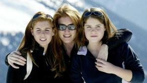 epa00136476 The Duchess of York poses with her daughters Princesses Beatrice (left) and Eugenie (right) on the ski slopes of Verbier in Switzerland Monday 16, 2004, where the three are enjoying a holiday. EFE/epa/Gareth Fuller UK AND IRELAND OUT. Princesa Beatrice. Sarah Ferguson. Princesa Eugenie. Familia Real RU