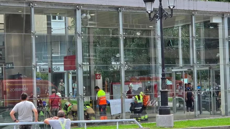 Conmoción en Oviedo: una mujer, herida muy grave al ser atropellada por un tren tras acercarse demasiado a las vías