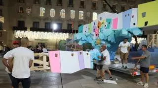 La Hoguera Oficial comienza a transformar la plaza del Ayuntamiento