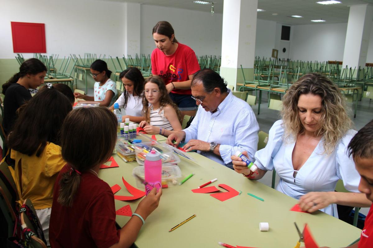 Los ediles de Cultura y Mujer con un grupo de pequeños mostrando los helados de sandía que han realizado este jueves.