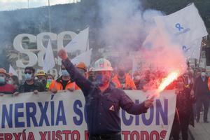 Miles de personas participan en la protesta de los trabajadores de Alcoa y Vestas, entre otros, que ha recorrido las calles de Viveiro (Lugo).